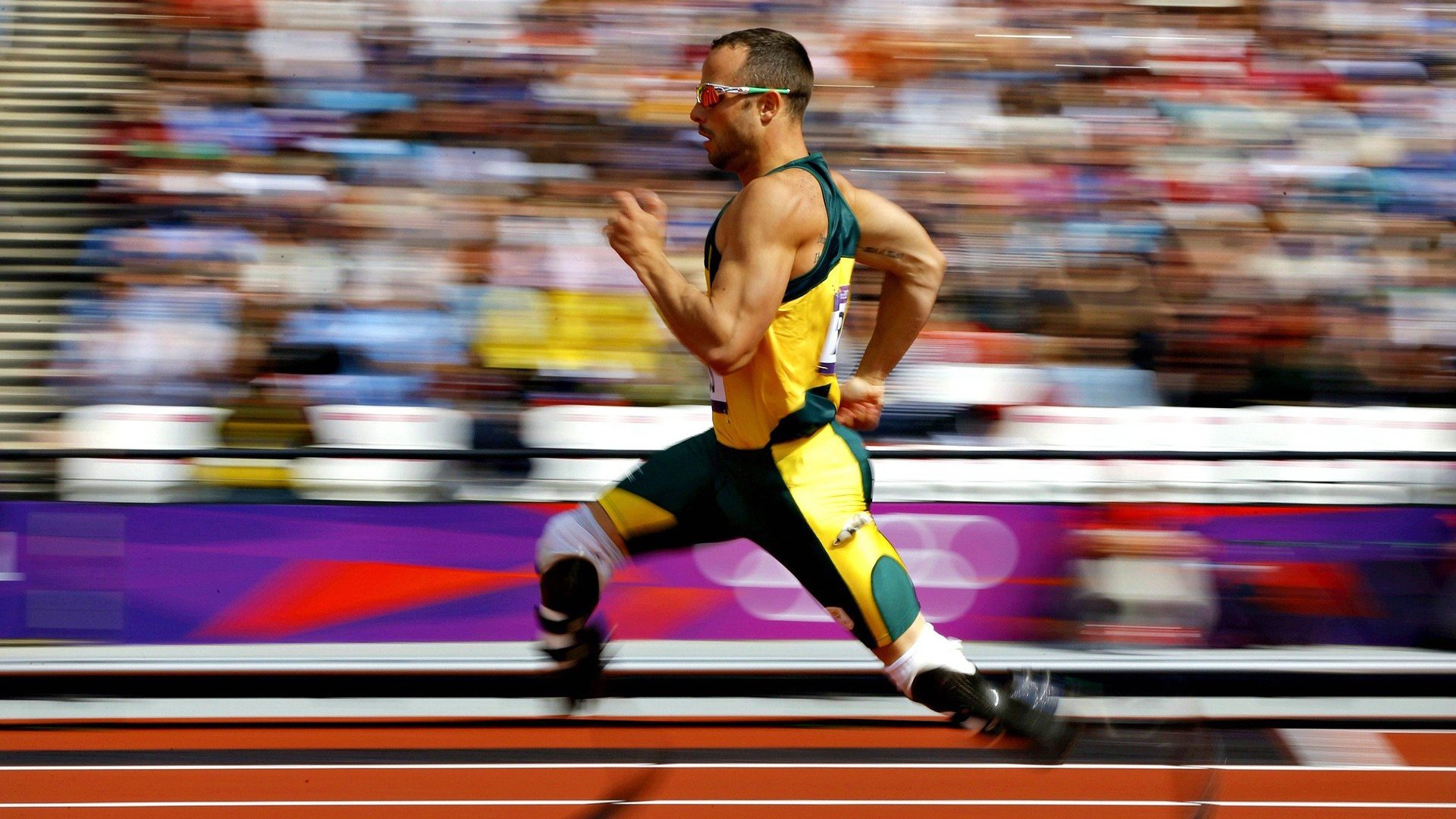 当引擎轰鸣遇见球鞋摩擦,F1街道赛与湖人鹈鹕战的时空交响